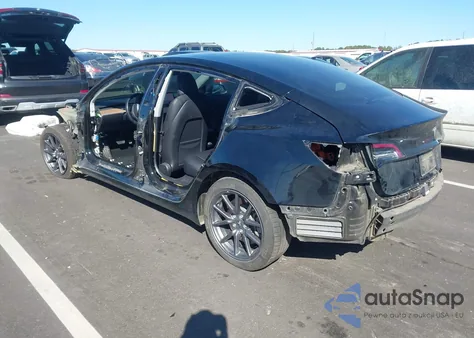 2018 Tesla Model 3 Long Range/Mid Range z USA, uszkodzony, nr VIN 5YJ3E1EA5JF173389